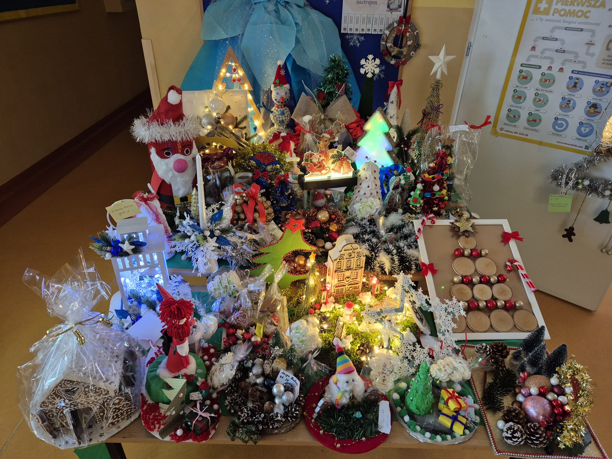 Artykuł:  Kiermasz ozdób świątecznych - bud. B.