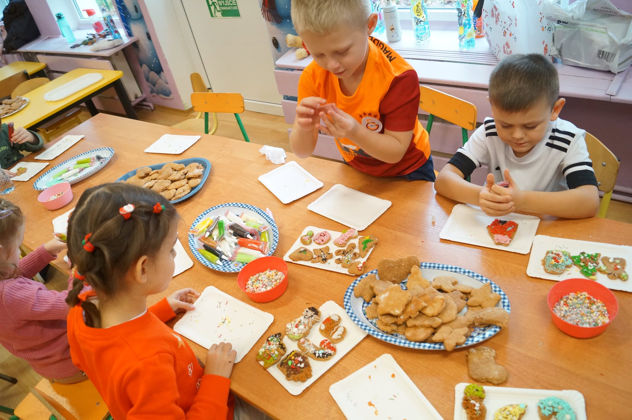Artykuł:  Świąteczne pieczenie pierniczków w przedszkolu 2025 r.
